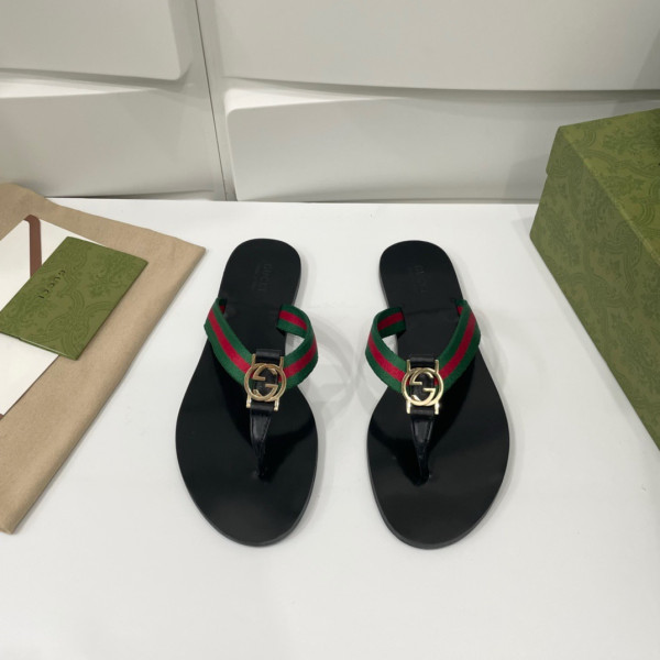 G*u*i slippers