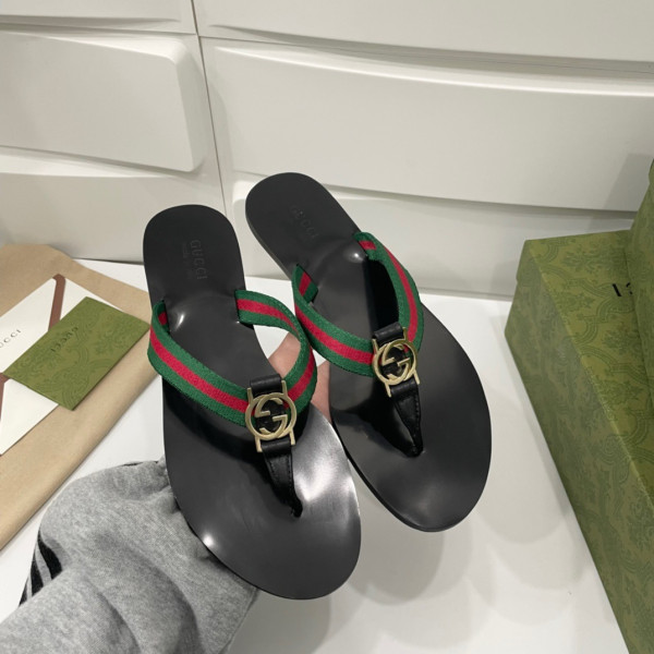 G*u*i slippers