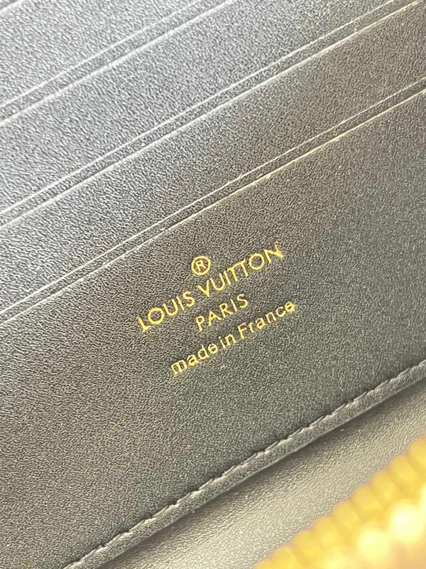 l0*is V*t0n trunk vertical