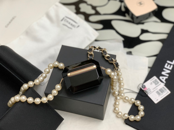 CL AIRPODS CASE PRO NECKLACE