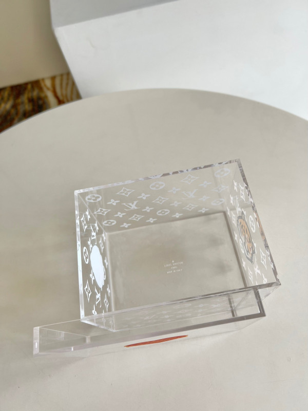 l0*is V*t0n transparent box
