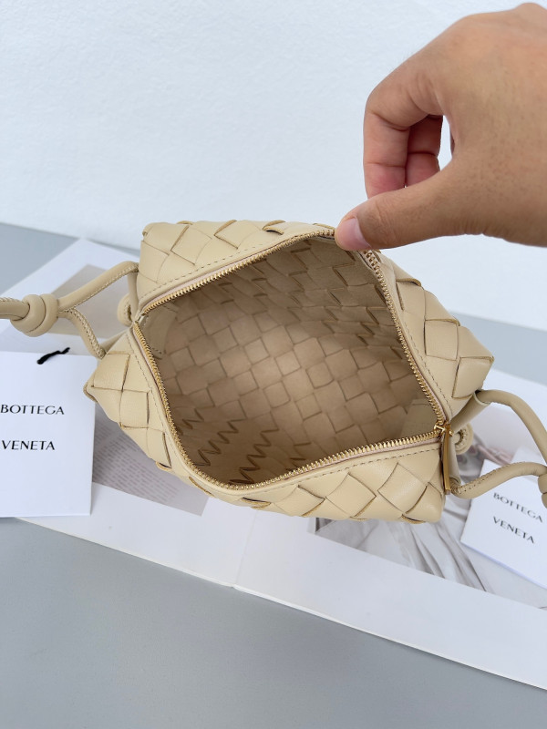 bo*te*ga Ve*ne*ta mini loop camera bag