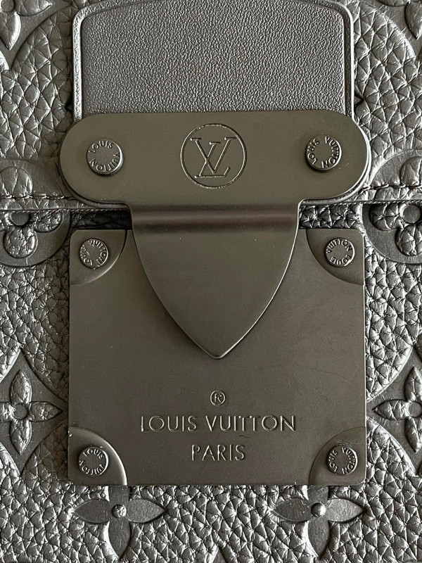 l0*is V*t0n s lock a4 pouch