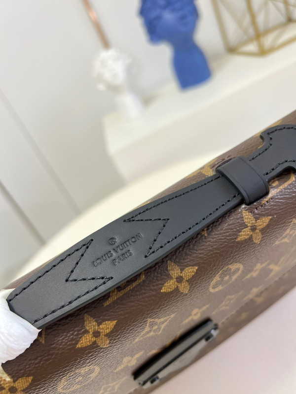 l0*is V*t0n s lock briefcase