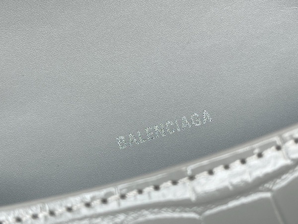 Ba*len*cia*ga hourglass