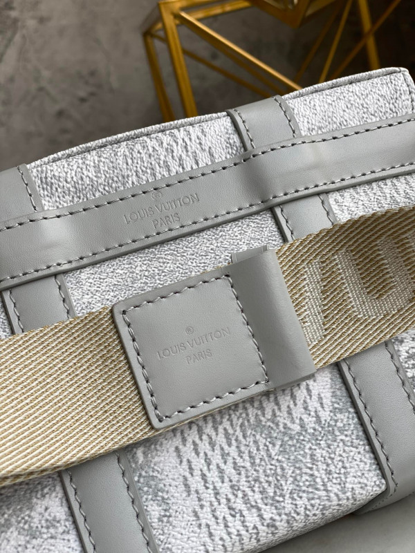 l0*is V*t0n trunk slingbag