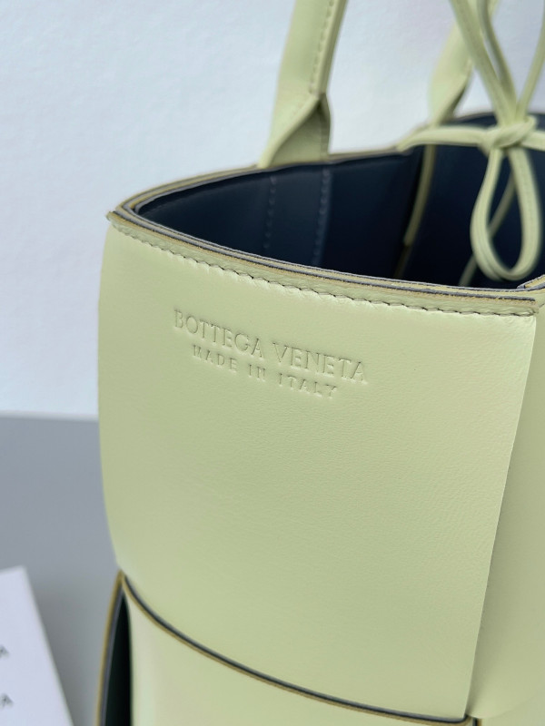 bo*te*ga Ve*ne*ta small arco tote bag