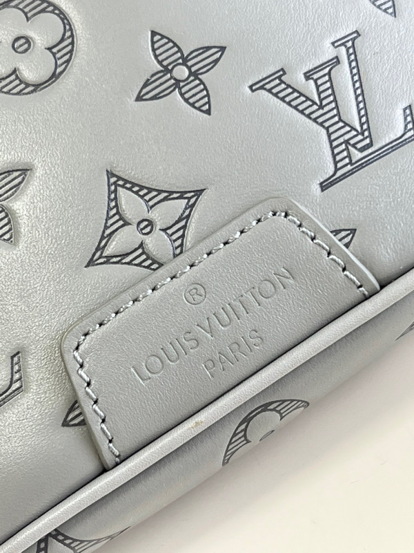 l0*is V*t0n discovery bumbag
