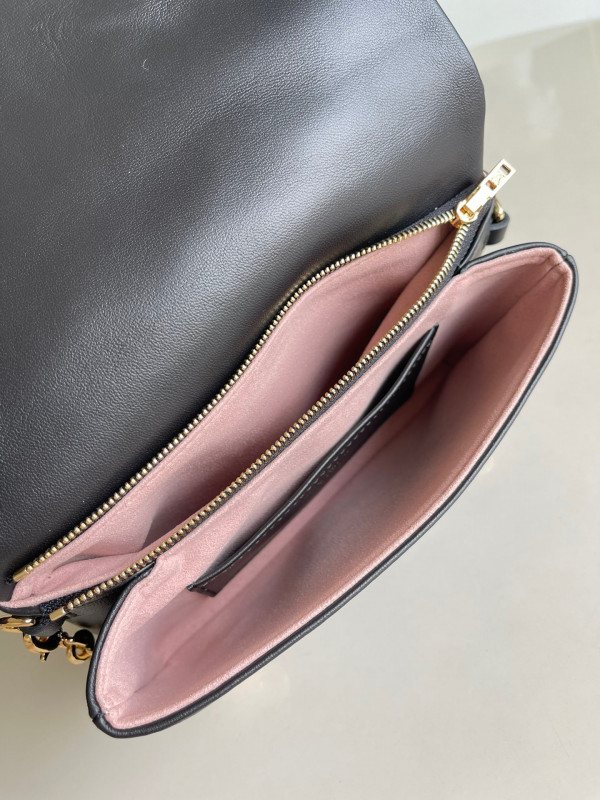 l0*is V*t0n pochette coussin