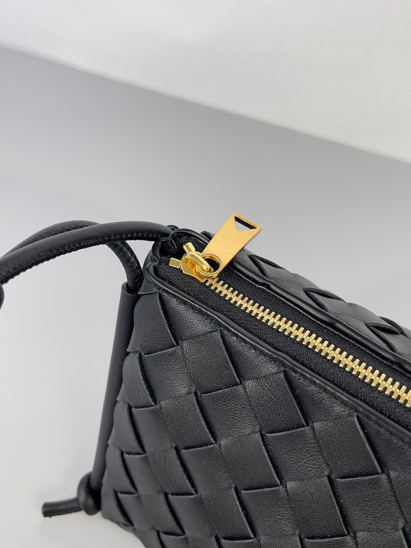 bo*te*ga Ve*ne*ta pouch on strap