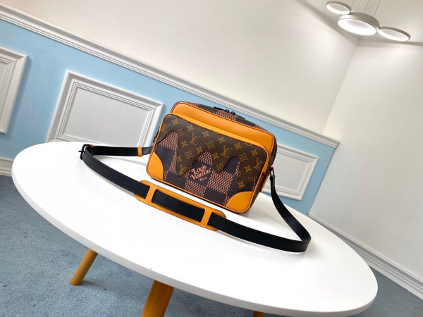 l0*is V*t0n messager bag
