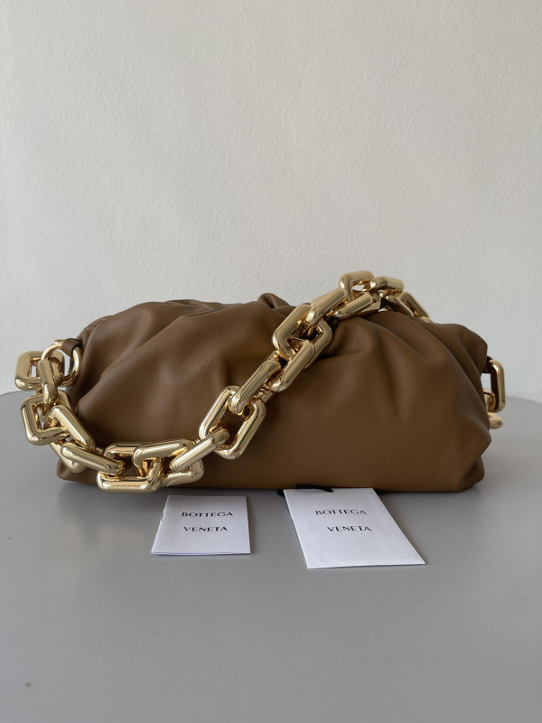 bo*te*ga Ve*ne*ta the chain pouch
