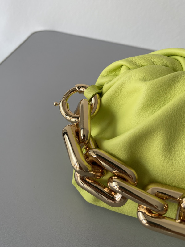 bo*te*ga Ve*ne*ta the chain pouch