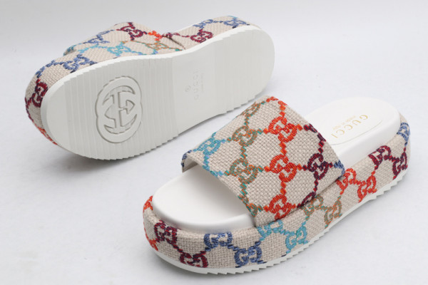 G*u*i platform slide sandal