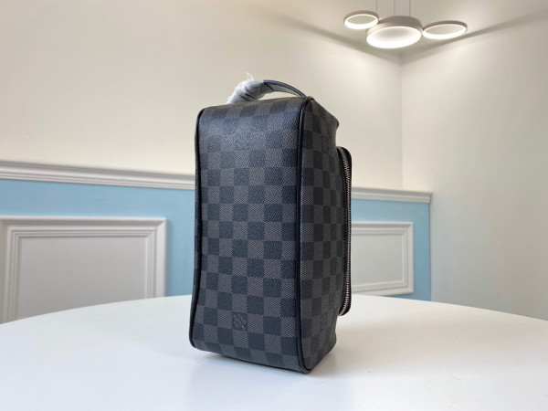 l0*is V*t0n toiletry pouch
