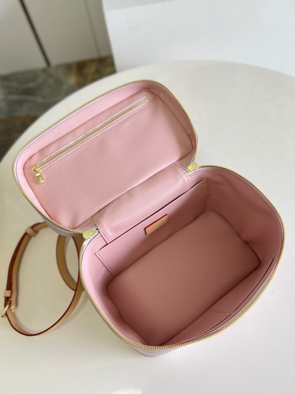 l0*is V*t0n toiletry bag