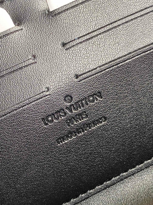 l0*is V*t0n zippy wallet trunk