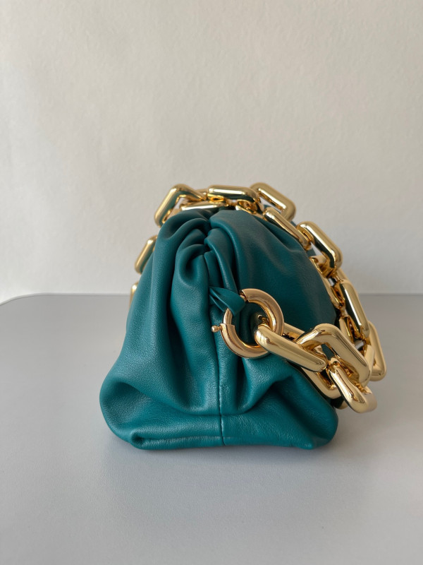 bo*te*ga Ve*ne*ta the chain pouch