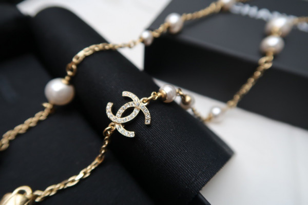 CL AIRPODS NECKLACE