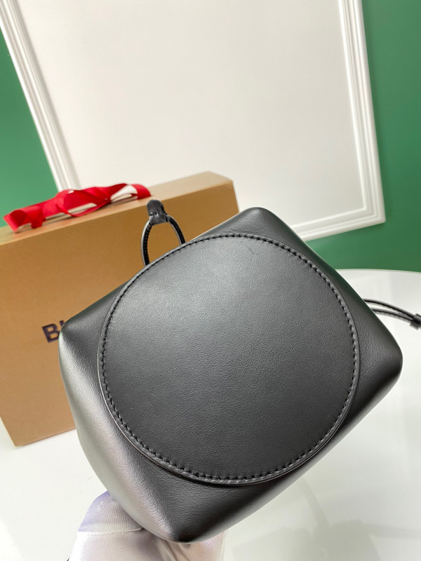 B**rry bucket bag