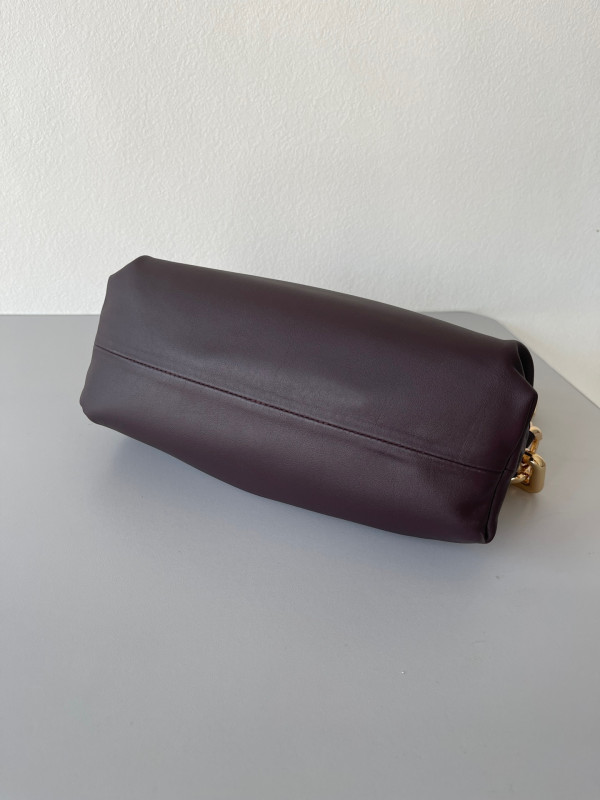 bo*te*ga Ve*ne*ta the chain pouch