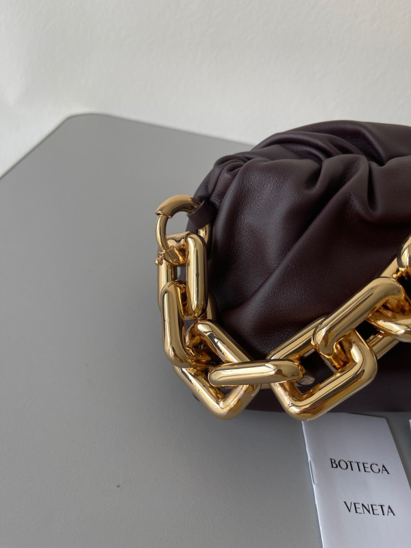 bo*te*ga Ve*ne*ta the chain pouch