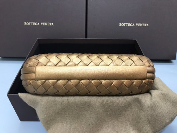 bo*te*ga Ve*ne*ta chain knot