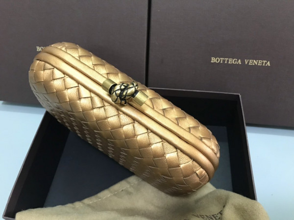 bo*te*ga Ve*ne*ta chain knot