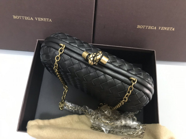 bo*te*ga Ve*ne*ta chain knot