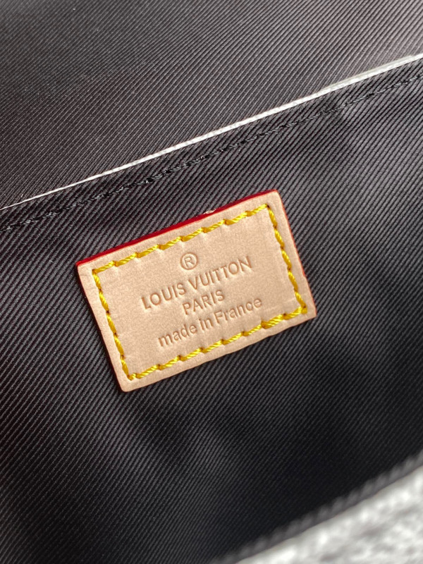 l0*is V*t0n trunk slingbag