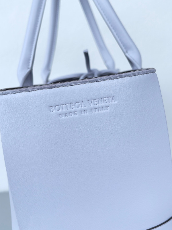 bo*te*ga Ve*ne*ta arco medium tote