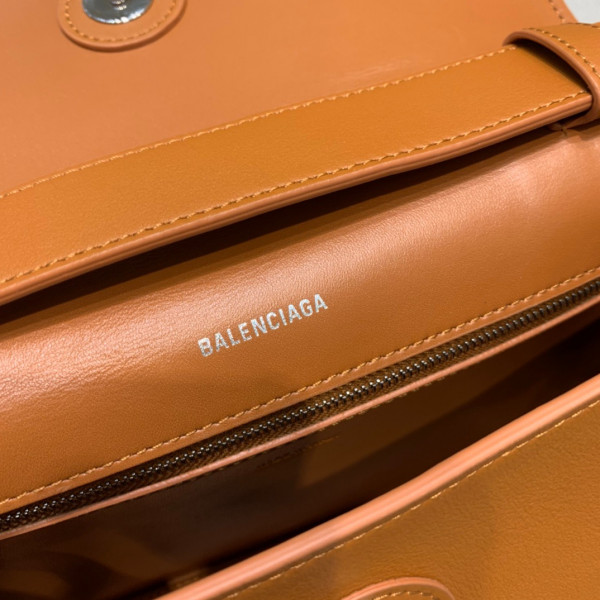 Ba*len*cia*ga downtown medium shoulder bag