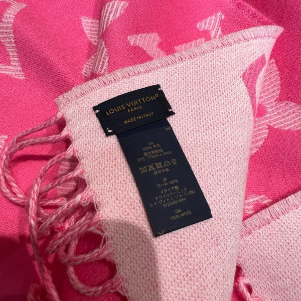 l0*is V*t0n essential  scarf