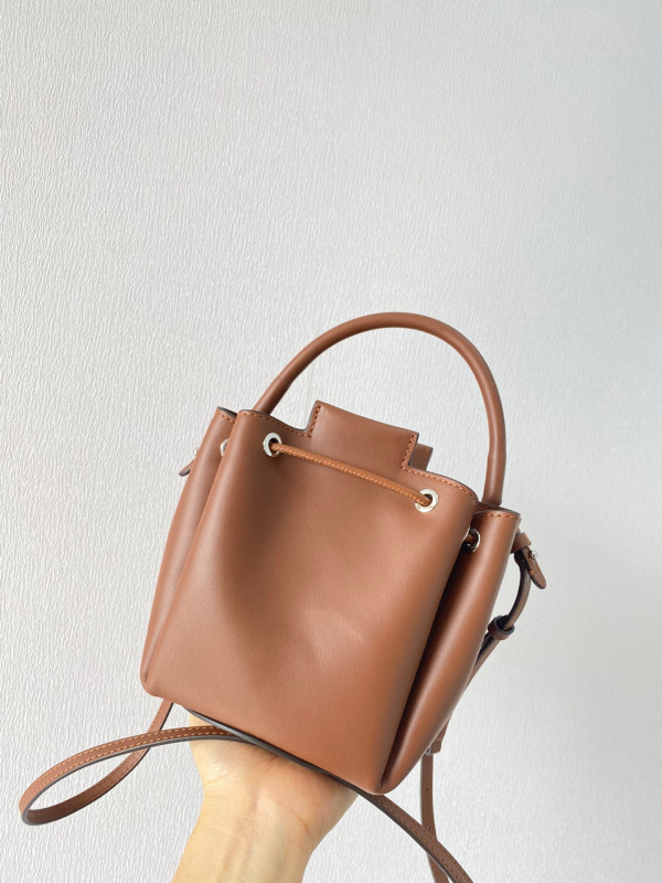 B**rry bucket bag