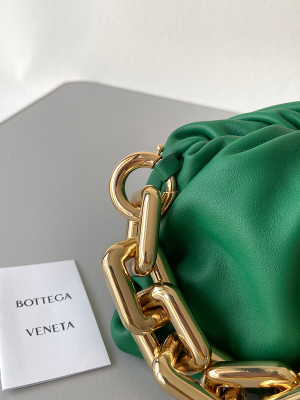 bo*te*ga Ve*ne*ta the chain pouch