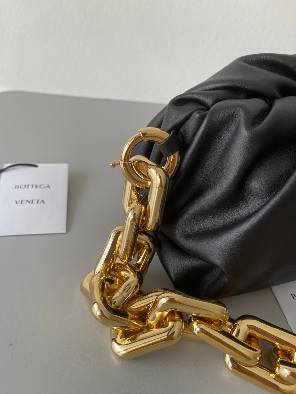 bo*te*ga Ve*ne*ta the chain pouch