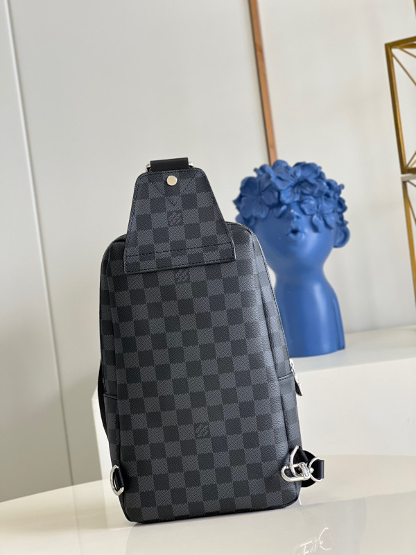 l0*is V*t0n avenue slingbag