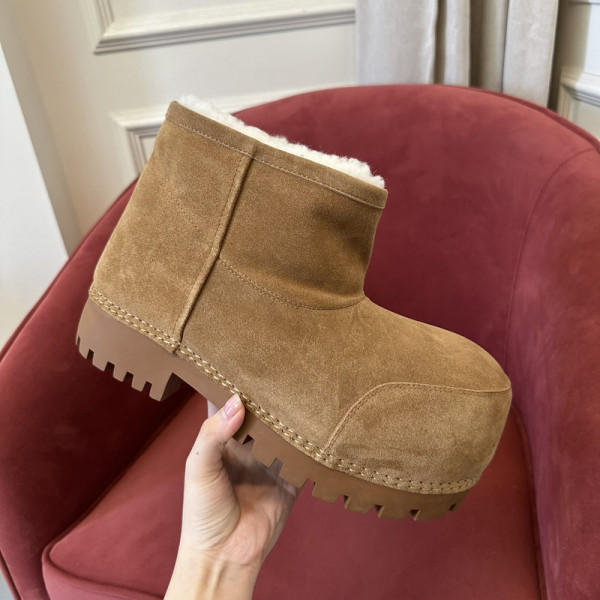 Ba*len*cia*ga alaska fur bootie