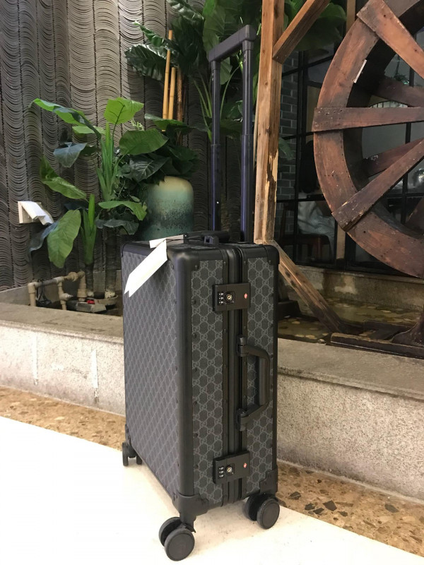 G*u*i travel box 20 inches