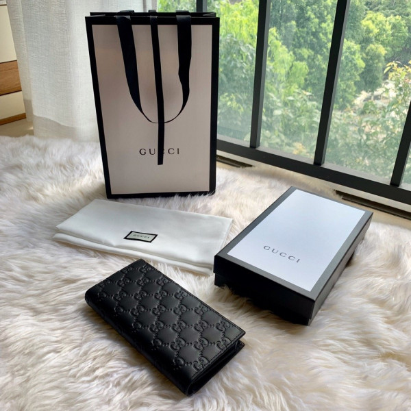 G*u*i long wallet