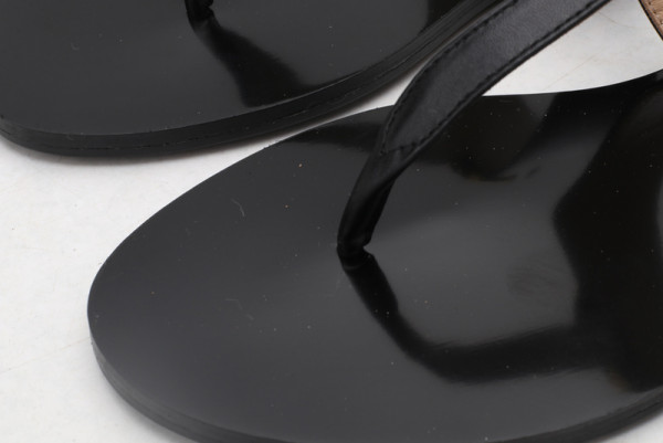 G*u*i leather thong sandal with double g