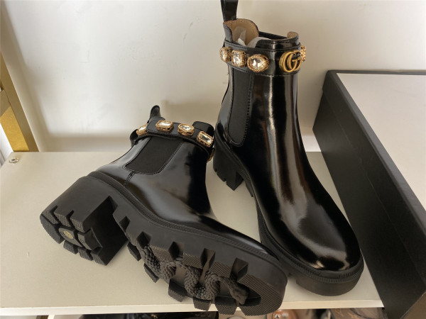 G*u*i embroidered leather ankle boot with belt