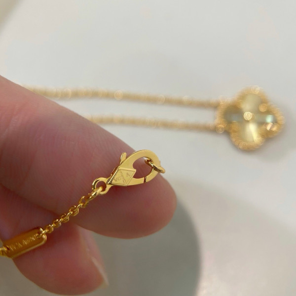 V*N CL*F & arpels  perlée necklace