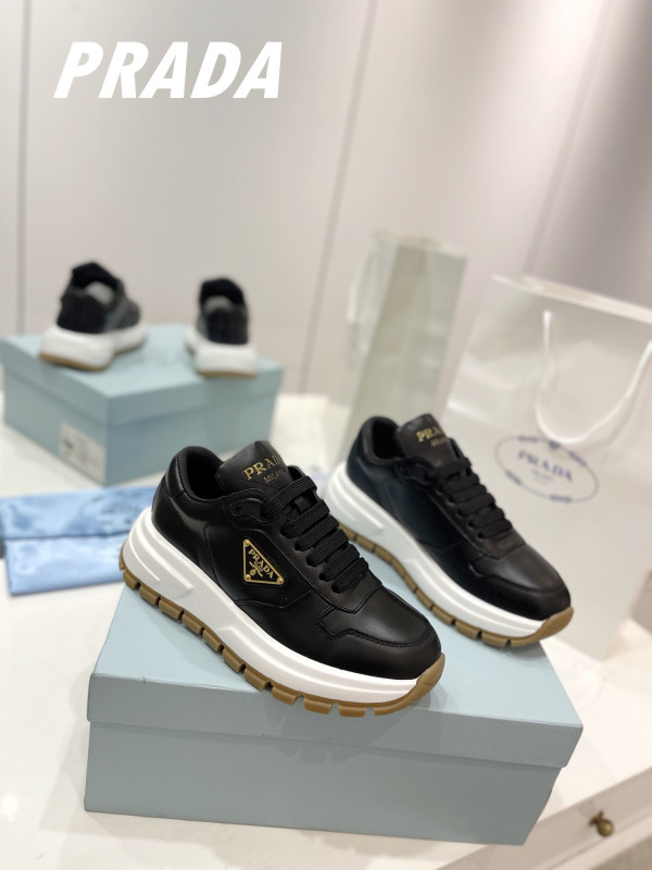 Pra*a sneaker