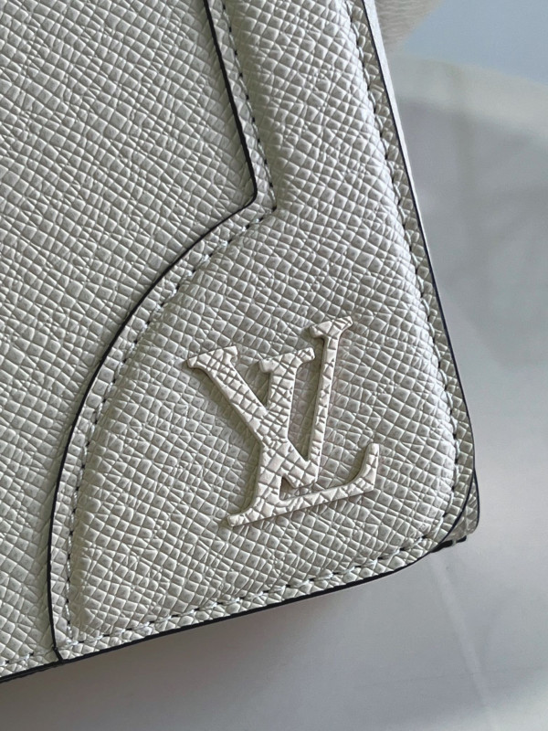 l0*is V*t0n new flap messenger