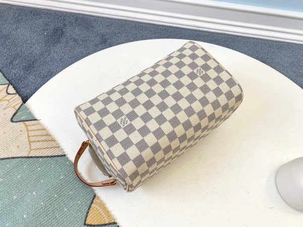 l0*is V*t0n toiletry bag