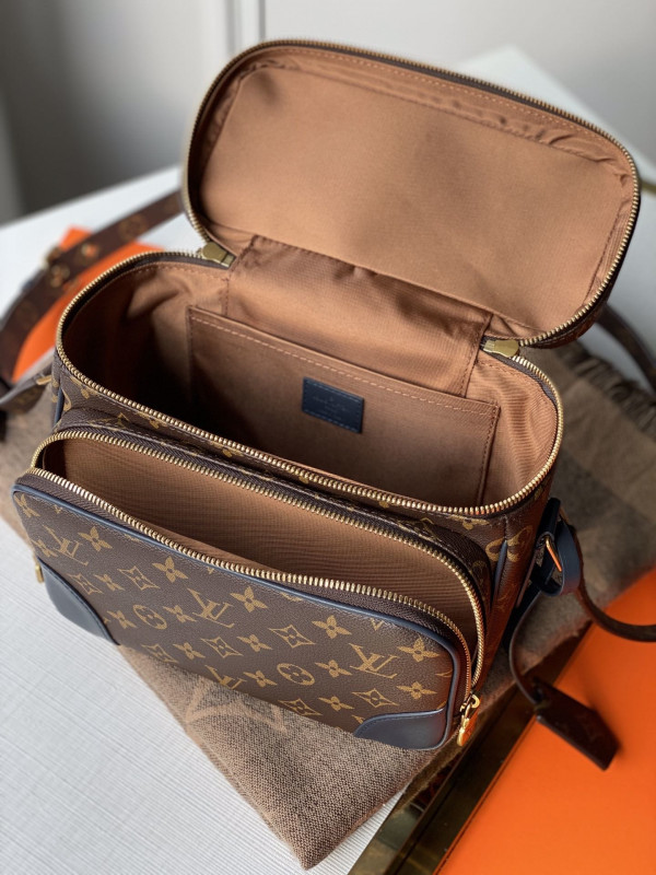 l0*is V*t0n toiletry bag