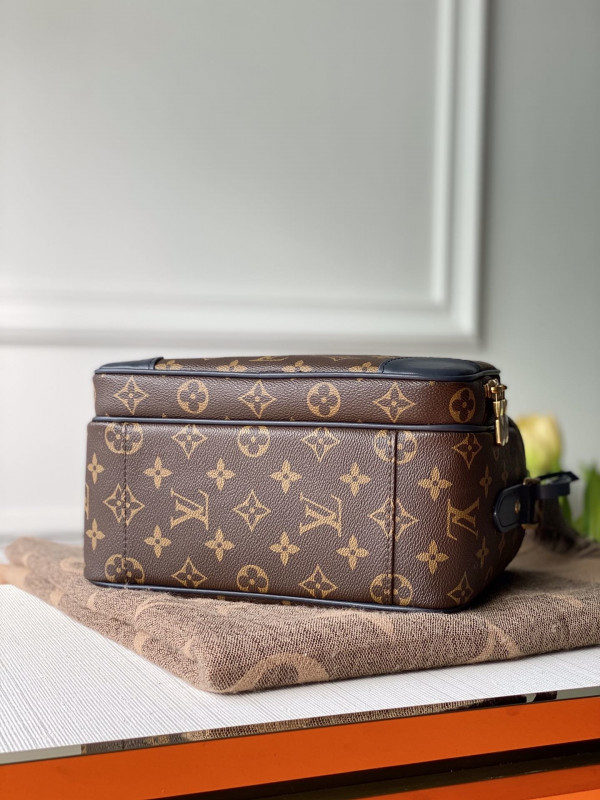 l0*is V*t0n toiletry bag