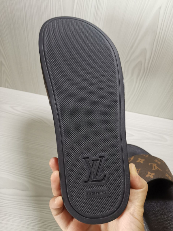 l0*is V*t0n slippers