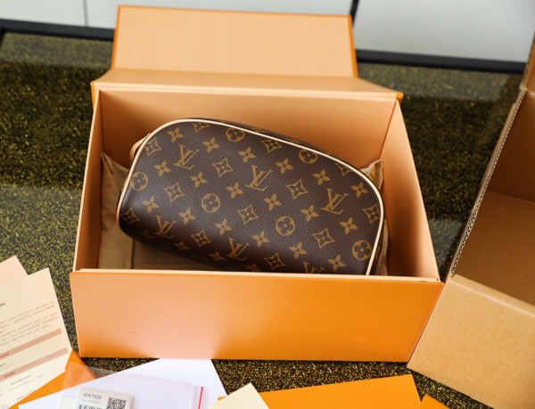 l0*is V*t0n toiletry bag